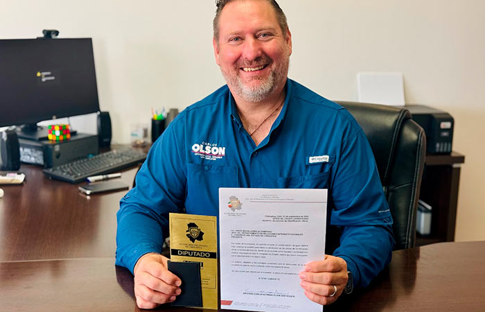 Renuncia diputado Olson a su identificación oficial en protesta contra el influyentismo