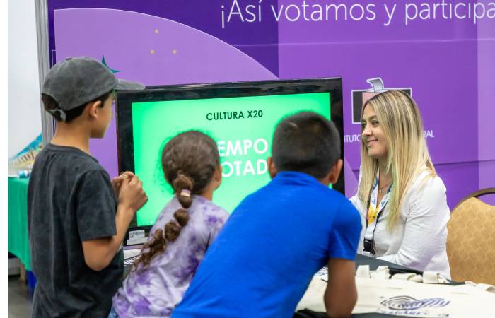 IEE inaugura su espacio en la Feria del Libro Chihuahua