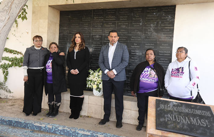 Coloca alcalde ofrenda floral en Memorial a Víctimas de Feminicidio