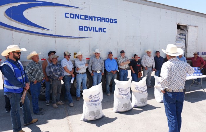 Entrega Arturo Zubía apoyos al sector agrícola en Jiménez