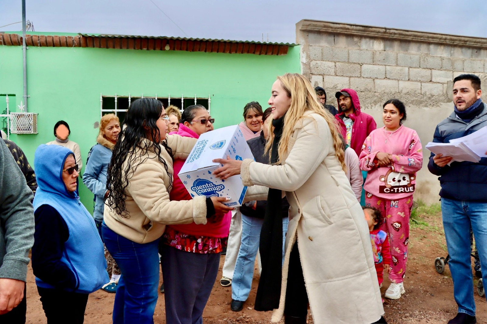 Carla Rivas apoya a familias de la colonia 3 de mayo con cobijas y mensajes de prevención