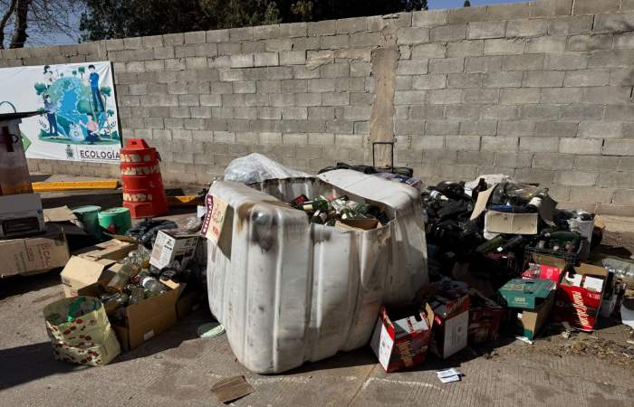 Mantiene Ecología contenedor para recibir tiliches y otros desechos