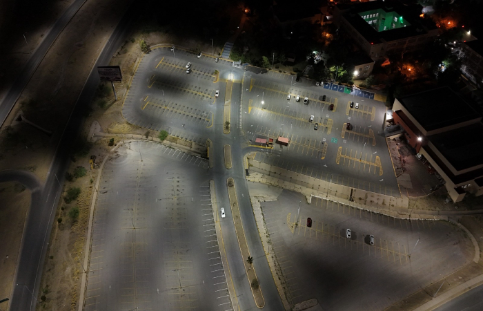 Marco Bonilla cumple con seguridad para estudiantes; modernizan alumbrado en la UACH