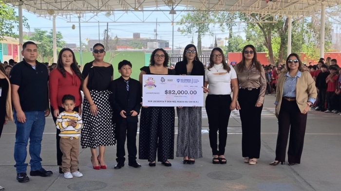 Entrega Elizabeth Guzmán cheque de 82 mil pesos a diputado infantil