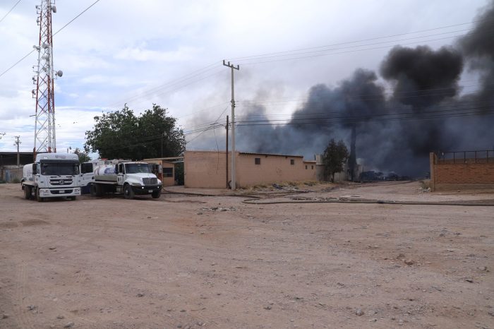 Bomberos atiende incendio en recicladora de Sierra Azul