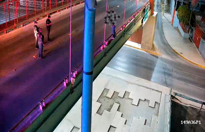 Intentaba quitarse la vida, policías lo impiden